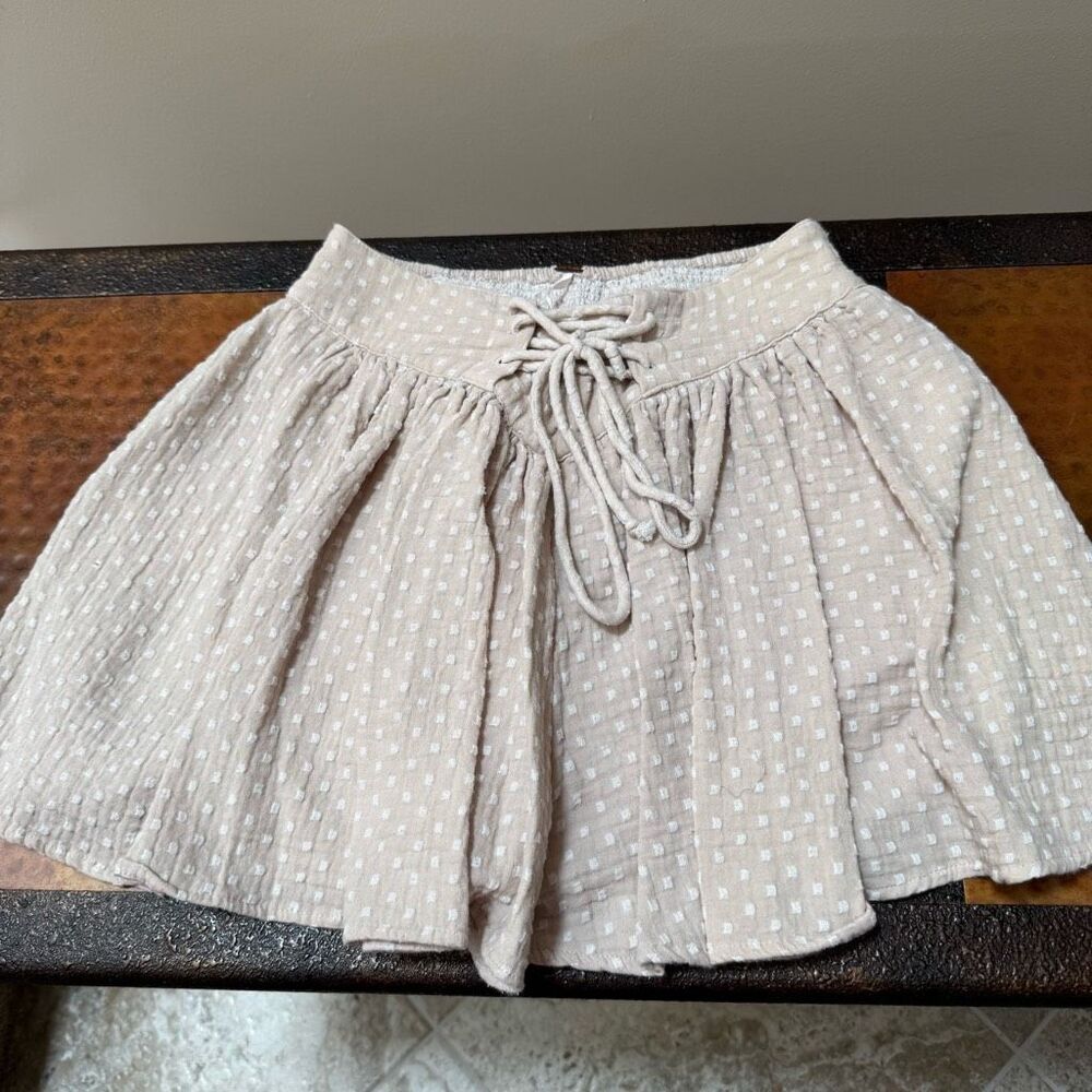 Free People (Lg) tan textured polka dot mini skort